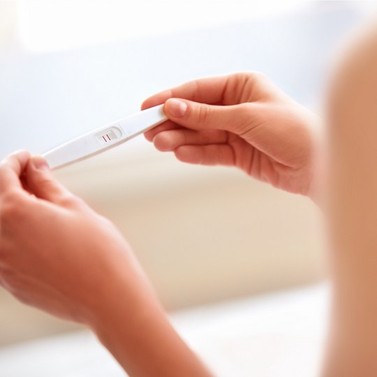 Close-Up von Frau mit Schwangerschaftstest 
